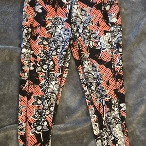 Cropped POP Fit Black and White Patterned Leggings